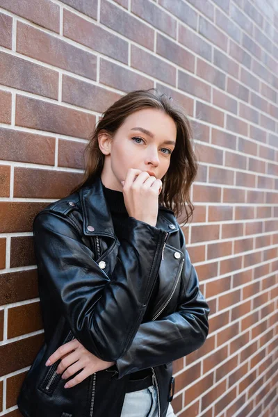Pretty Woman Black Leather Jacket Looking Camera — Stock Photo, Image