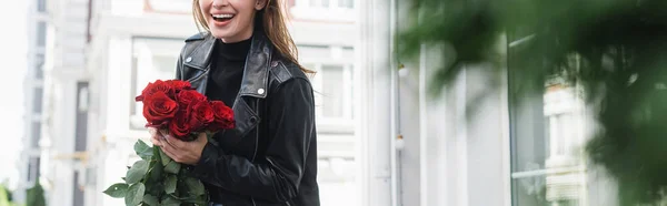 Vista Recortada Joven Mujer Feliz Chaqueta Cuero Con Rosas Rojas — Foto de Stock