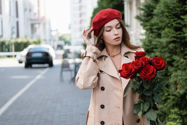 Красива Жінка Траншеї Регулює Червоний Берет Тримає Букет Троянд Міській — стокове фото