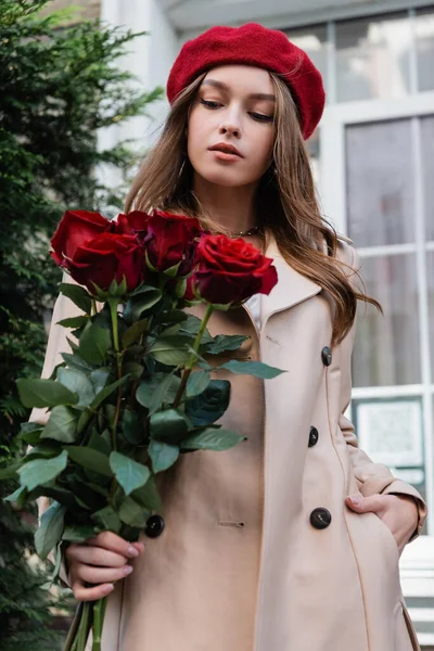 Красива Жінка Траншеї Пальто Червоний Берет Дивиться Букет Троянд Біля — стокове фото