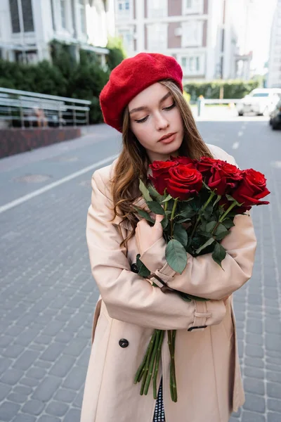 Vacker Kvinna Trenchcoat Och Basker Tittar Bukett Röda Rosor Urban — Stockfoto