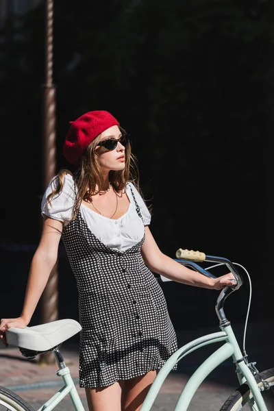 Mujer Joven Gafas Sol Boina Roja Vestido Pie Con Bicicleta — Foto de Stock