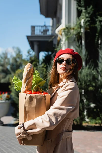 Young Woman Beige Trench Coat Sunglasses Red Beret Holding Paper — Stock Photo, Image