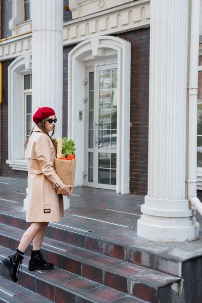 Full Length Pretty Young Woman Trench Coat Sunglasses Red Beret — Stock Photo, Image