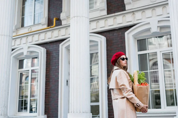 Bonita Mujer Joven Gabardina Gafas Sol Boina Roja Sosteniendo Bolsa —  Fotos de Stock