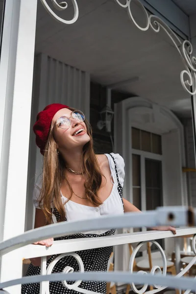 Alegre Joven Boina Roja Anteojos Pie Balcón Cerca Casa —  Fotos de Stock