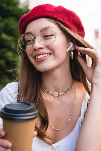 Heureuse Jeune Femme Béret Rouge Écouteur Lunettes Tenant Tasse Papier — Photo