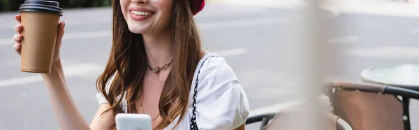 Vista Recortada Mujer Alegre Sosteniendo Taza Papel Teléfono Inteligente Bandera — Foto de Stock