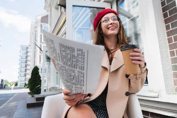 Mujer Joven Complacida Boina Roja Gabardina Beige Sosteniendo Periódico Taza — Foto de Stock