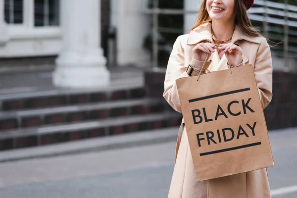 Vista Recortada Mujer Alegre Gabardina Beige Sosteniendo Bolsa Compras Con — Foto de Stock