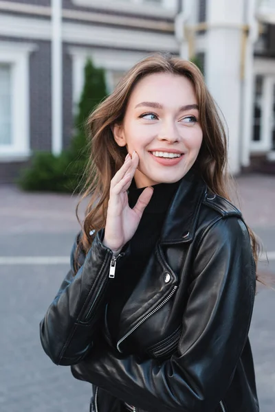 Mujer Joven Feliz Cuello Alto Negro Chaqueta Cuero — Foto de Stock