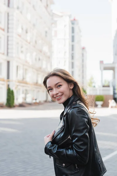 Stylish Young Woman Black Turtleneck Leather Jacket Smiling Urban Street — Stock Photo, Image