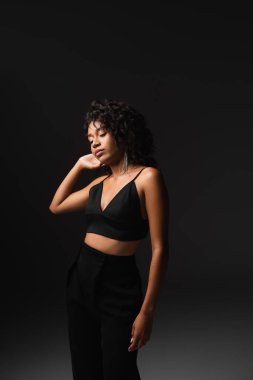 Saten mahsulü içinde genç Afrikalı Amerikalı kadın. 