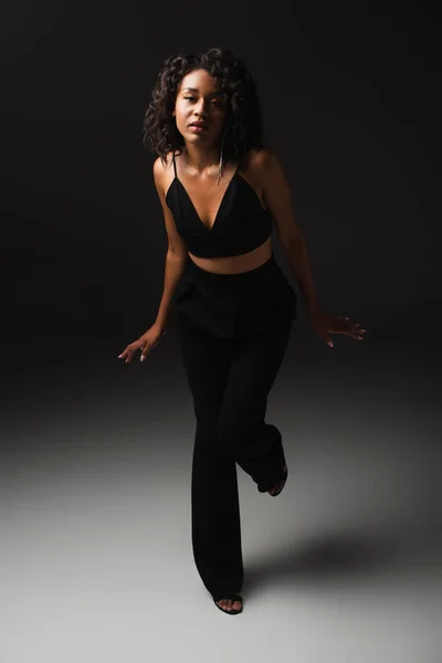 全长性感的非洲裔美国女人 身穿时髦服装 身穿黑色装束 — 图库照片