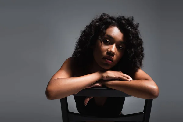 Ung Afrikansk Amerikansk Kvinna Lutar Sig Mot Trästolen Medan Poserar — Stockfoto