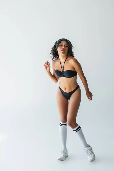 Longueur Totale Femme Afro Américaine Élégante Maillot Bain Chaussettes Hautes — Photo