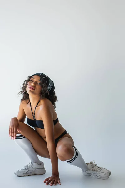 Plná Délka Sexy Afrického Amerického Modelu Plavkách Vysokých Ponožkách Kolena — Stock fotografie