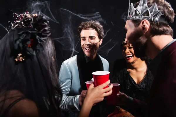 Felizes Amigos Inter Raciais Halloween Maquiagem Brindar Com Copos Plástico — Fotografia de Stock