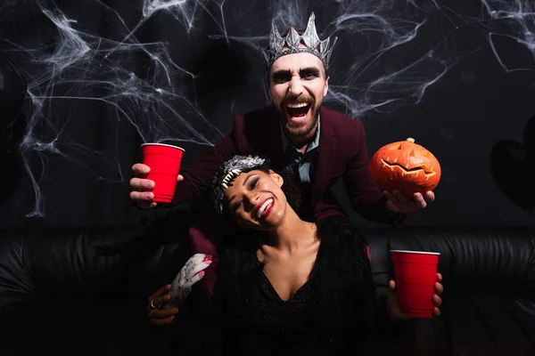 Hombre Riendo Traje Halloween Vampiro Con Taza Plástico Calabaza Tallada — Foto de Stock