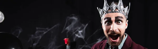 Здивований Чоловік Вампірі Король Хеллоуїн Корона Дивиться Камеру Чорному Банер — стокове фото