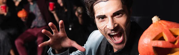 Hombre Maquillaje Halloween Gritando Mostrando Gesto Miedo Cerca Calabaza Tallada — Foto de Stock