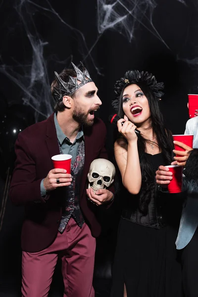 Aziatische Vrouw Vampier Halloween Kostuum Zingen Karaoke Met Man Kroon — Stockfoto