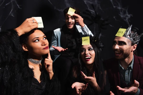 Alegres Amigos Multiétnicos Disfraces Halloween Apuntando Mujer Afroamericana Reflexiva Jugando — Foto de Stock