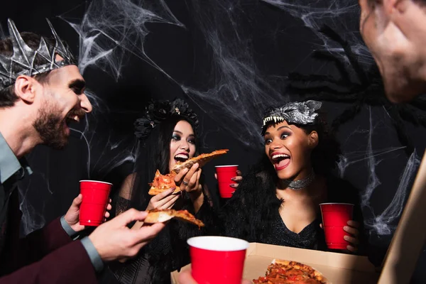 Asombrada Mujer Afroamericana Sosteniendo Pizza Cerca Amigos Multiétnicos Disfraces Halloween — Foto de Stock