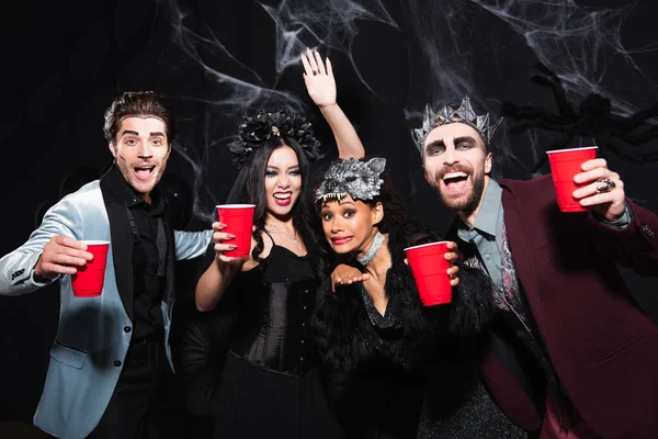 Vampir Cadılar Bayramı Kostümlü Mutlu Asyalı Kadın Siyahi Arkadaşlarıyla Dans — Stok fotoğraf