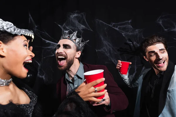 Vzrušený Multietnické Přátelé Halloween Kostýmy Tanec Během Párty Černošky — Stock fotografie