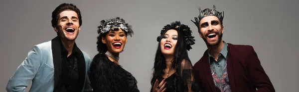 Веселі Багатоетнічні Друзі Костюмах Хеллоуїна Сміються Камеру Ізольовані Сірому Банер — стокове фото