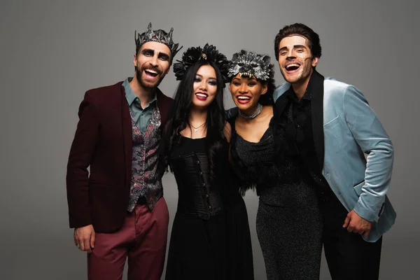 Alegre Interracial Amigos Sonriendo Cámara Mientras Abrazando Durante Halloween Partido — Foto de Stock