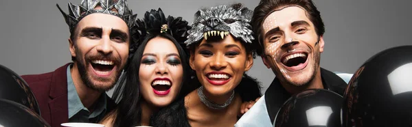 Feliz Interracial Amigos Halloween Maquillaje Riendo Cámara Aislado Gris Bandera —  Fotos de Stock