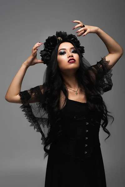 Asiatisk Kvinna Vampyr Halloween Kostym Tittar Kameran Och Gester Isolerad — Stockfoto