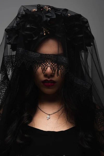 Assustador Ásia Mulher Vampiro Halloween Traje Preto Véu Isolado Cinza — Fotografia de Stock