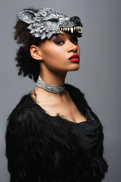 Elegant Afroamerikansk Kvinne Metallkjede Maske Med Glatte Øyne Kamera Isolert stockbilde