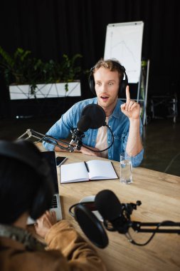 Kulaklıklı radyo sunucusunun podcast sırasında fikir sahibi olması hayret verici.