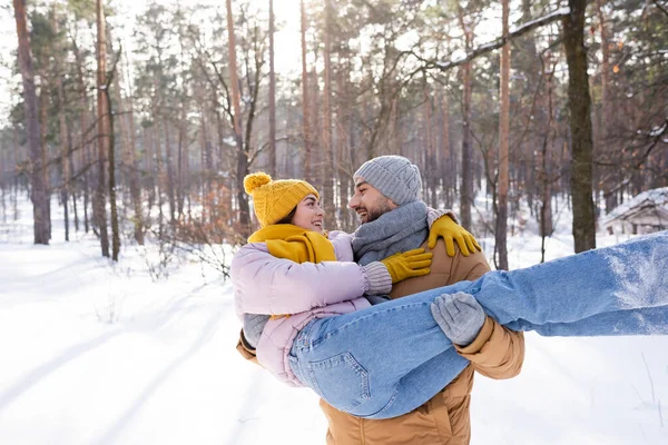 Happy Man Lifting Smiling Girlfriend Park Winter — Stock Photo, Image