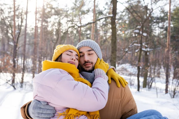 Young Couple Winter Clothes Hugging Closed Eyes Park — Stock Photo, Image