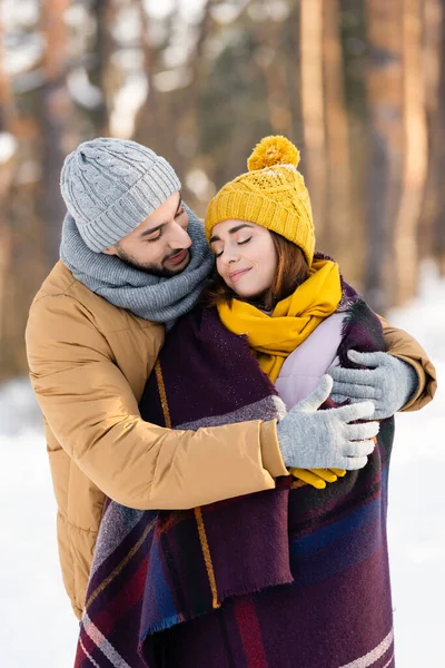 Joven Abrazando Novia Con Los Ojos Cerrados Parque Durante Invierno — Foto de Stock