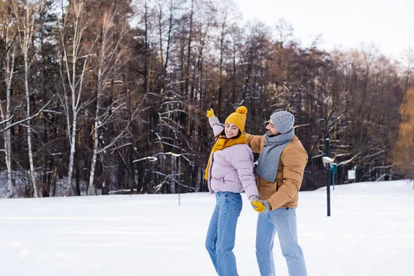 Jeune Couple Tenant Main Dans Parc Avec Neige — Photo