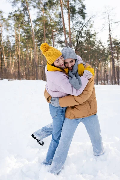 Cheerful Couple Embracing Snowy Park — Stock Photo, Image