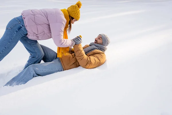 積極的なカップルで暖かい服で遊ぶ雪の屋外 — ストック写真