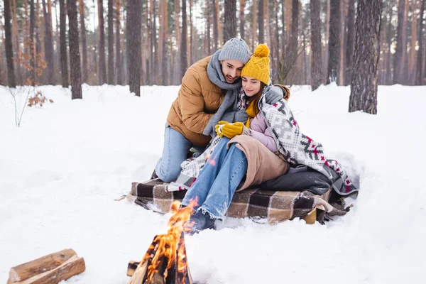 Hombre Abrazando Novia Con Taza Cerca Hoguera Parque Invierno — Foto de Stock