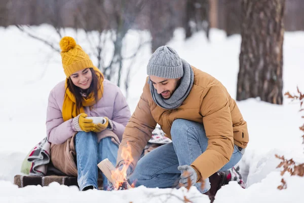 Cheerful Man Holding Log Bonfire Girlfriend Cup Snowy Park — Stock Photo, Image