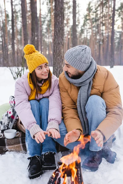 Smiling Couple Warming Hands Bonfire Winter Park — Stock Photo, Image