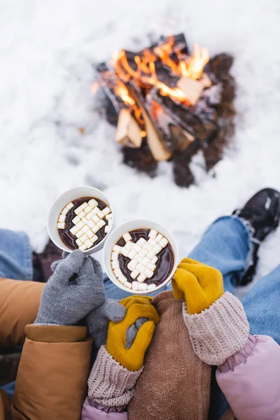 Top View Couple Holding Cups Cacao Marshmallows Blurred Bonfire Winter — Stock Photo, Image