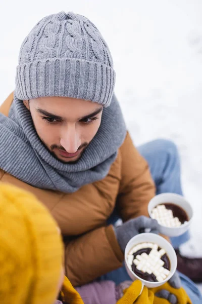 Vista Aérea Del Hombre Mirando Novia Mientras Sostiene Taza Cacao — Foto de Stock