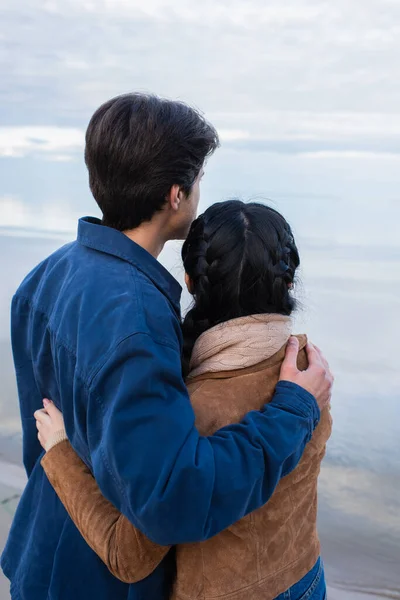 Pareja Joven Abrazándose Cerca Del Mar Otoño — Foto de Stock