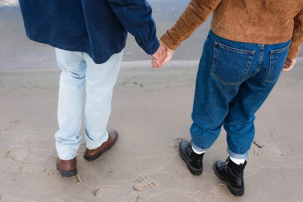 Cropped View Couple Holding Hands Beach Autumn — Stock Photo, Image